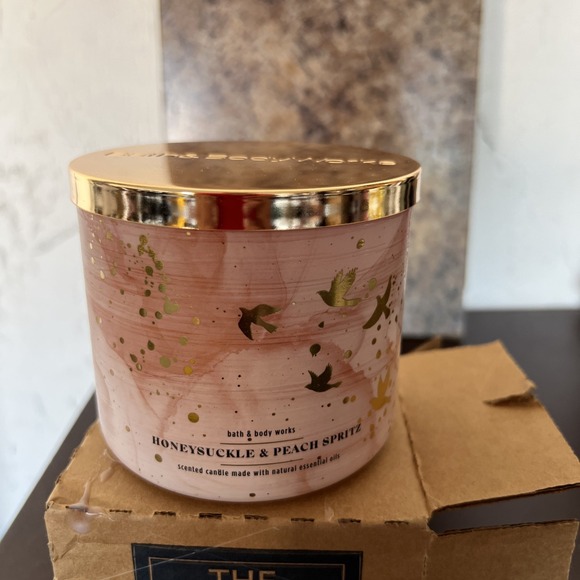 Bath & Body Works Honeysuckle &‎ Peach Spritz 3 Wick Candle 25-45 Hour Burn Time - Picture 2 of 5